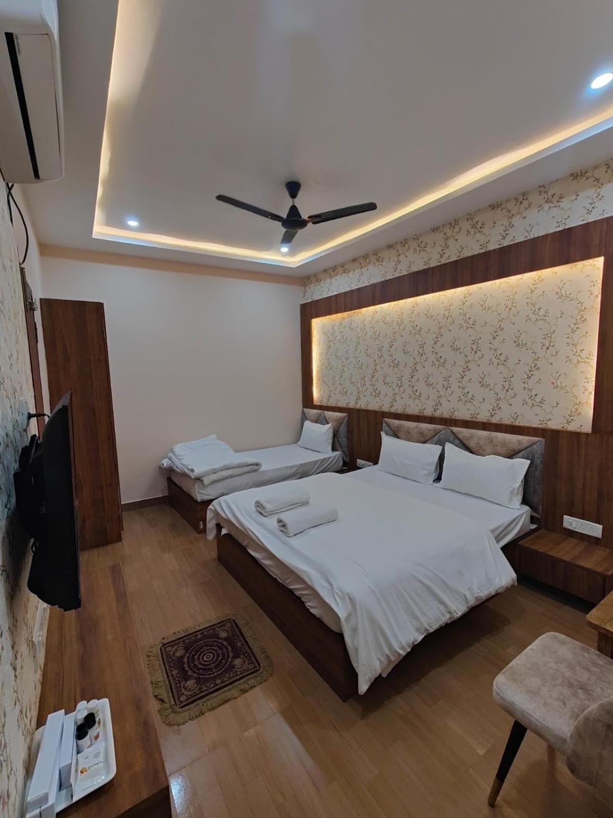 Hotel Mangal Murti Varanasi Exteriör bild