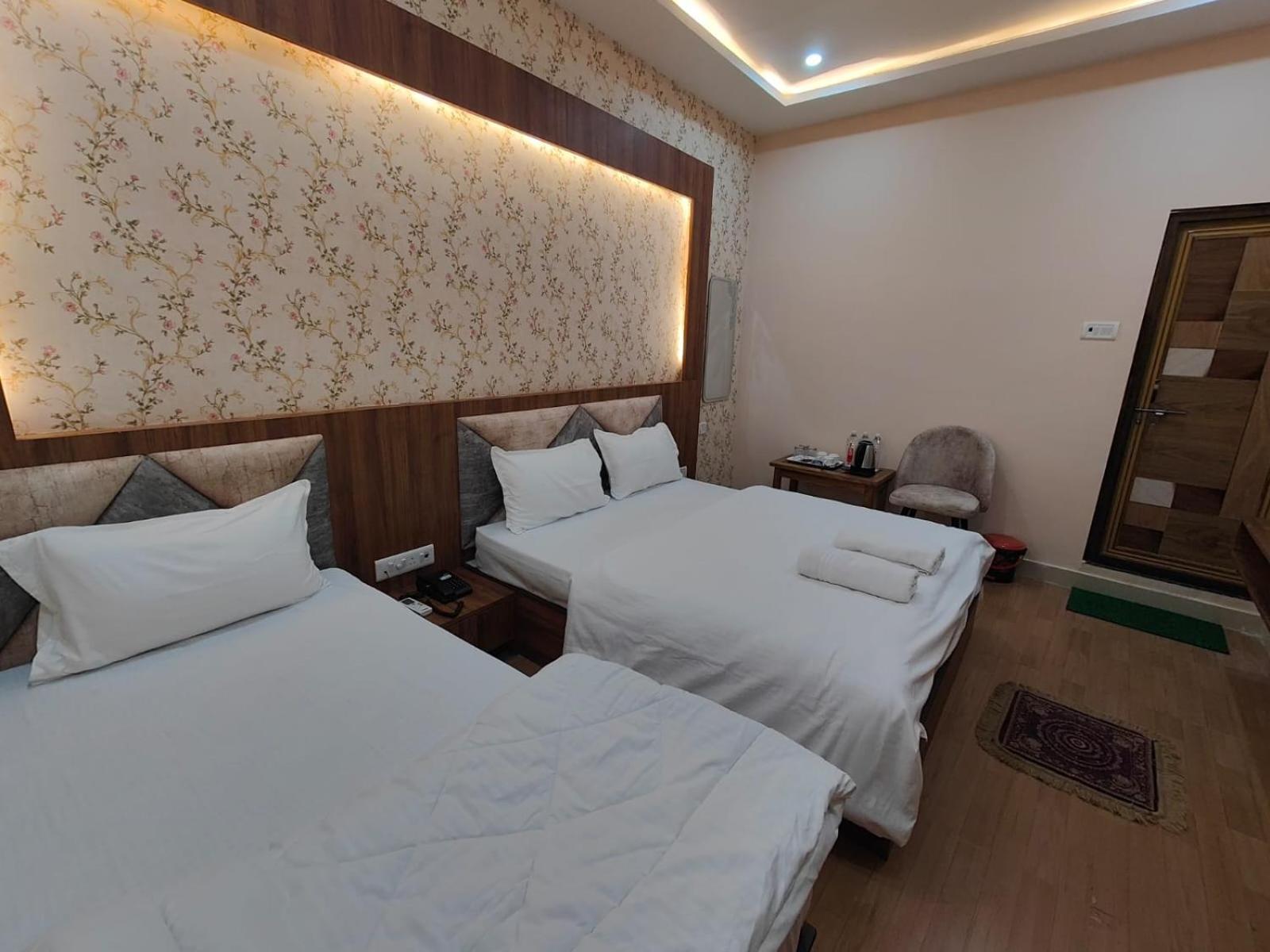 Hotel Mangal Murti Varanasi Exteriör bild