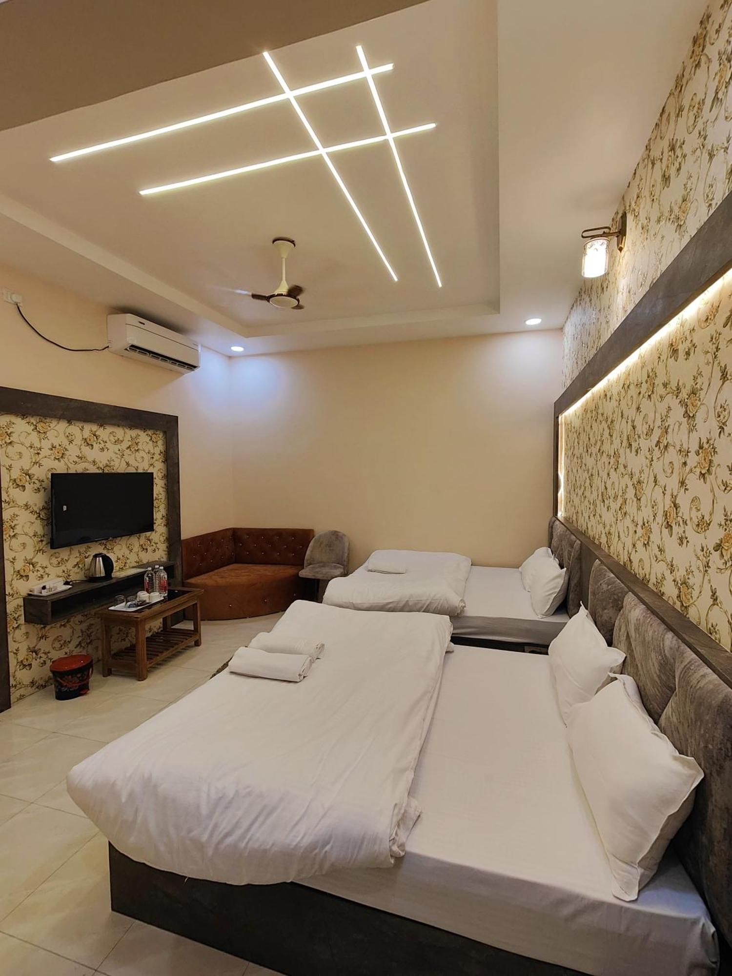 Hotel Mangal Murti Varanasi Exteriör bild