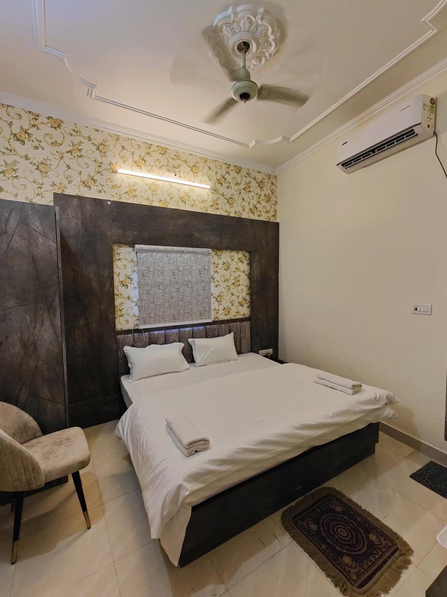 Hotel Mangal Murti Varanasi Exteriör bild