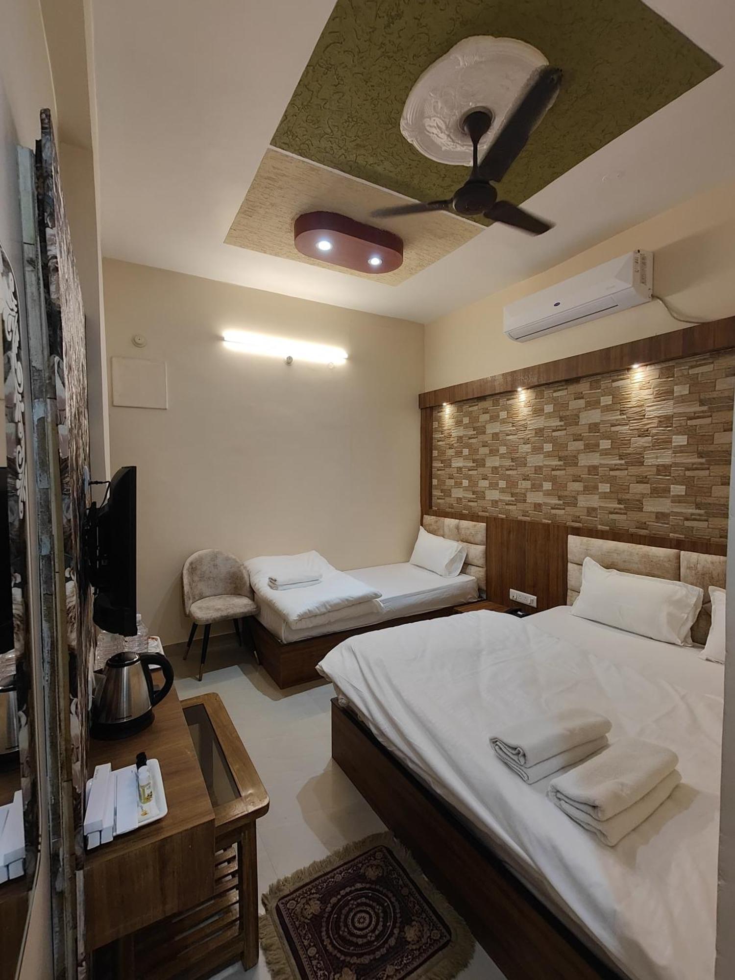 Hotel Mangal Murti Varanasi Exteriör bild